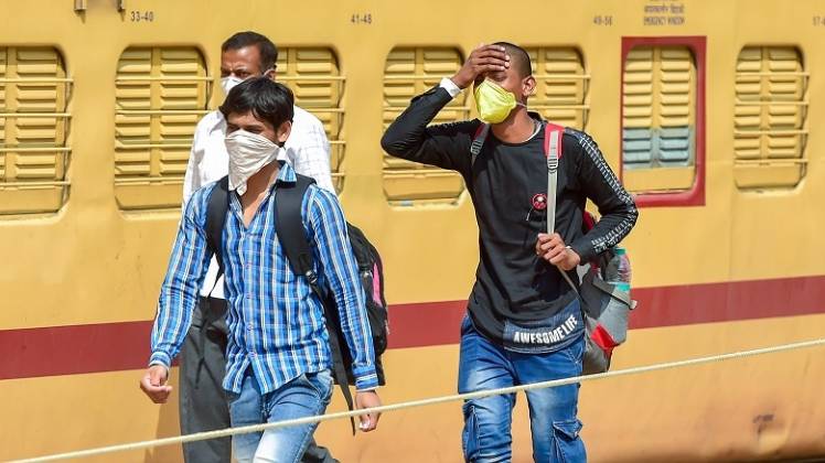 रेल सेवा शुरू होने से पहले कई तरह के सवाल (फोटो: PTI)