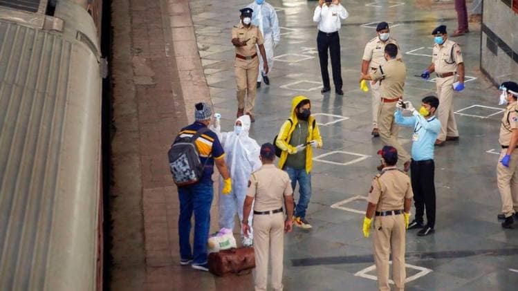 मुंबई रेलवे स्टेशन पर लोगों की जांच करते पुलिस अधिकारी (फोटो- पीटीआई)