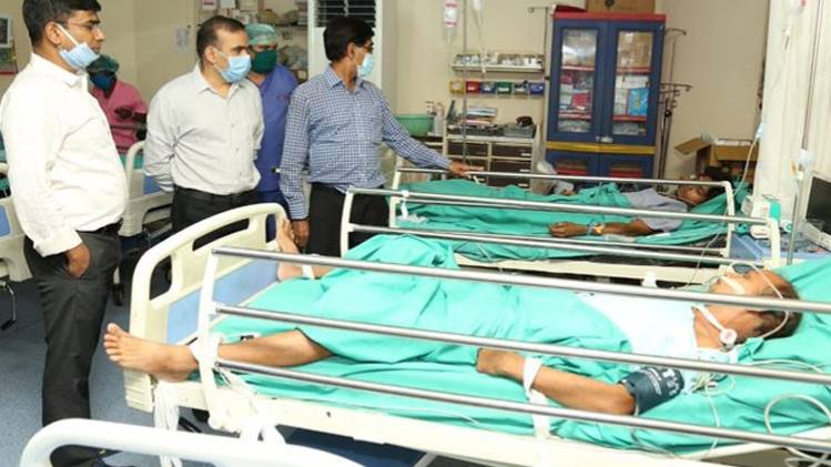 अस्पताल में इलाज के लिए मजदूरों को कराया भर्ती (फोटो- ट्विटर @ChhattisgarhCMO)