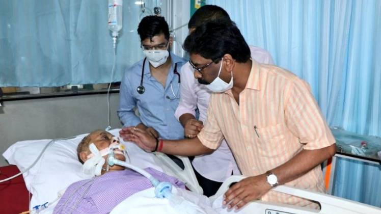 मुख्यमंत्री हेमंत सोरेन ने राजेंद्र सिंह का हाल जाना 