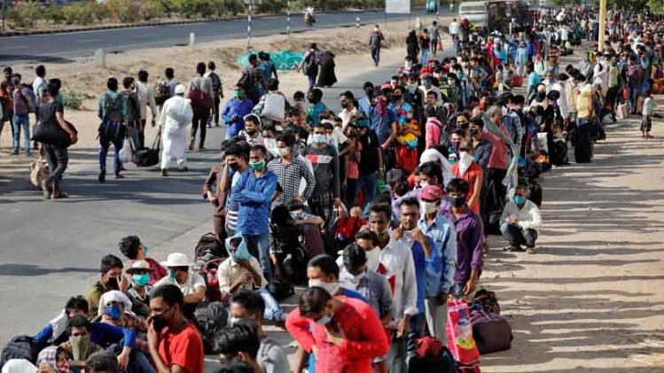देश के कई शहरों में प्रवासी मजदूर हजारों की संख्या में सड़क पर दिख रहे हैं (फोटो- Reuters)