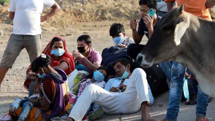 भारत के तमाम राज्यों से मजदूर अपने घरों को लौट रहे हैं (फोटो-Reuters)