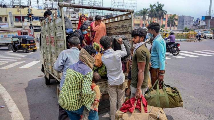मुंबई से लौट रहे मध्य प्रदेश के रीवा के प्रवासी श्रमिक (फोटो-PTI)