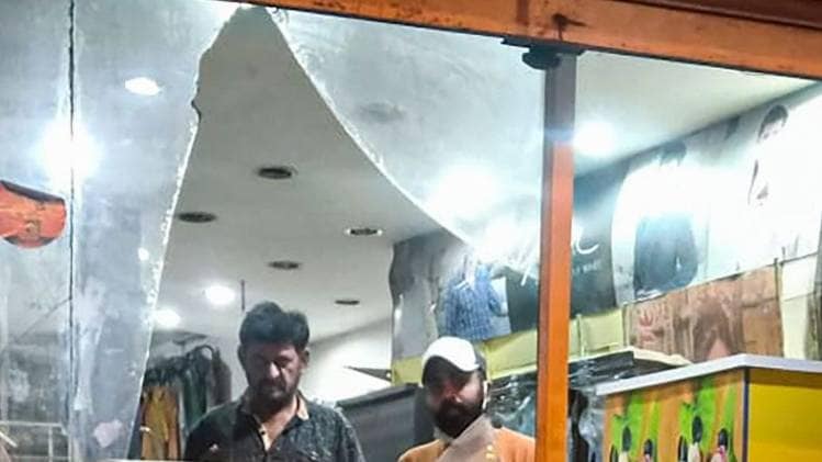 रोहतक में भूकंप से दुकान का शीशा टूटा (फोटो- PTI)