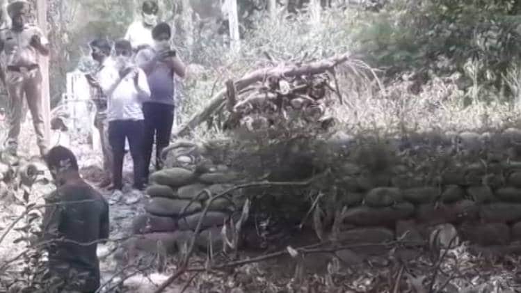 फॉरेंसिक टीम ने मौके से जुटाए साक्ष्य