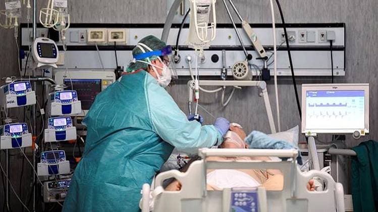 इटली के एक अस्पताल में भर्ती कोरोना वायरस का मरीज. (फोटोः रॉयटर्स)