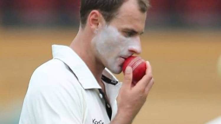 गेंद पर लार का इस्तेमाल (Getty)