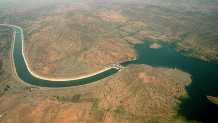 नर्मदा में अवैध खनन का लगाया आरोप