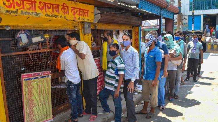 उत्तर प्रदेश में भी शराब के दामों में बढ़ोतरी हो सकती है (फोटो: PTI)