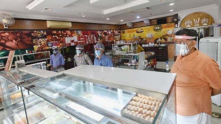 यूपी में खुलने लगी हैं दुकानें (फोटो: पीटीआई)