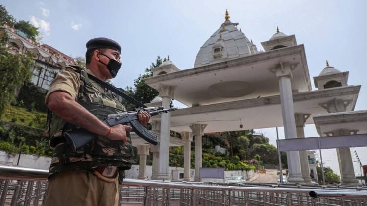 कटरा में मंदिर की सुरक्षा में तैनात जवान (फोटो-PTI)