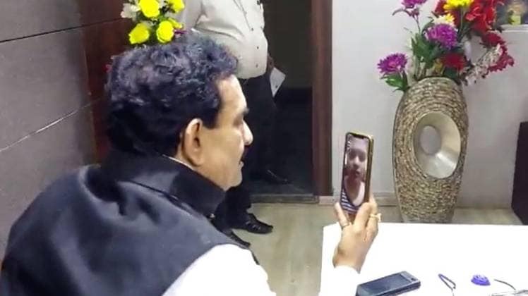 पिता के स्थान पर बेटी को मिली नौकरी (फोटो-आजतक)