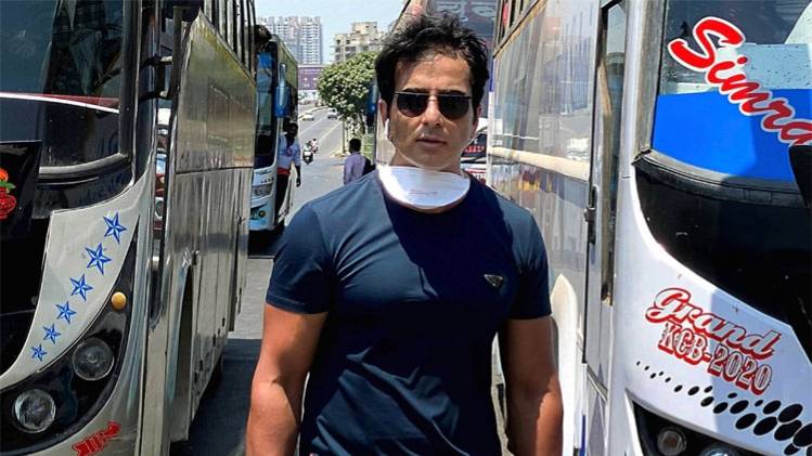 सोनू सूद के बहाने यूपी सरकार पर वार (पीटीआई)