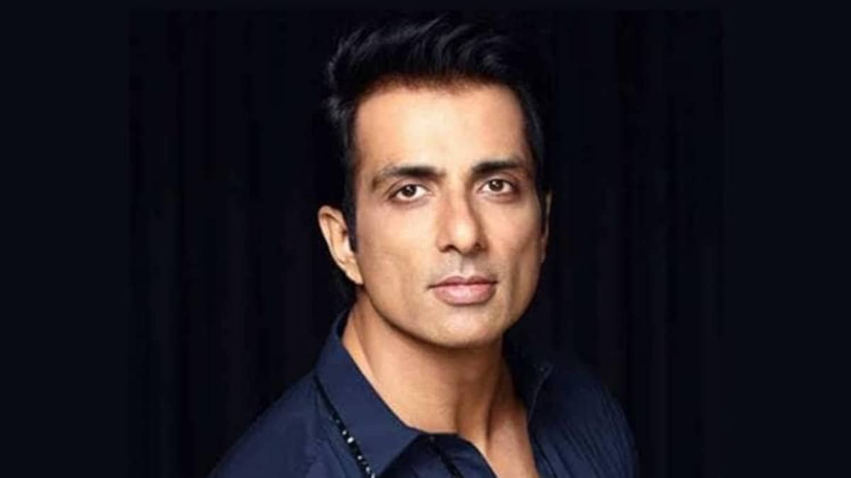 गरीब मजदूरों के लिए 'देवता' बने सोनू सूद, फैन हुआ सोशल मीडिया - sonu sood trends online for helping migrants go back home real hero says internet tmov - AajTak