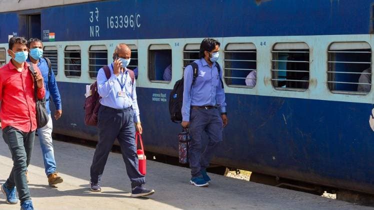 फंसे मजदूरों, तीर्थयात्रियों और छात्रों को पहुंचाने के लिए स्पेशल ट्रेन शुरू (फोटो-PTI)
