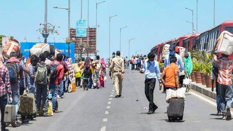 देश के कई राज्यों में फंसे हैं प्रवासी मजदूर (PTI) 