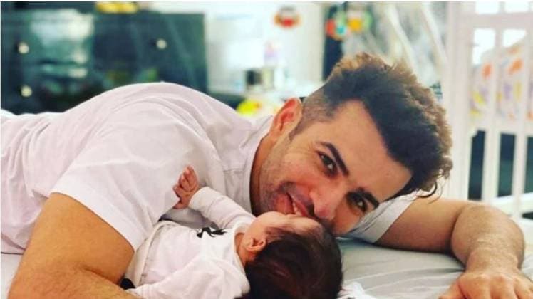 जय भानुशाली बेटी तारा के साथ