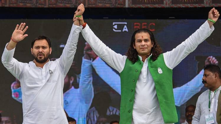 तेज प्रताप के साथ तेजस्वी यादव (फाइल फोटो-PTI)