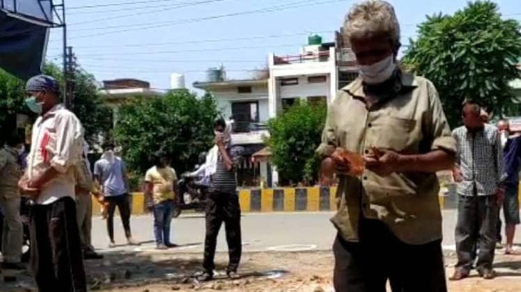 शराब के लिए बेच दी राहत सामग्री (Photo Aajtak)