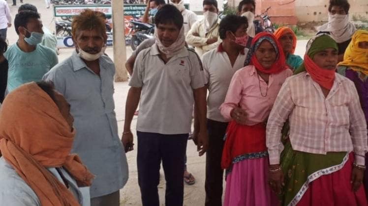 मृतक पप्पू राम प्रजापत के परिजन (Photo Aajtak)