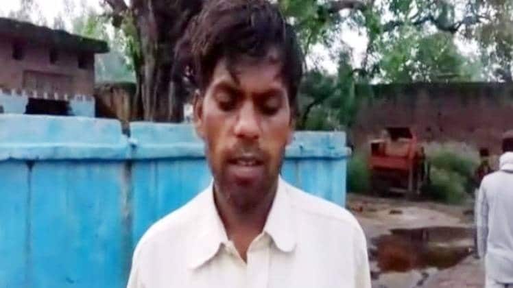 दद्दन अपनी पत्नी का शव लेकर लुधियाना से बलरामपुर पहुंचे (Photo Aajtak)