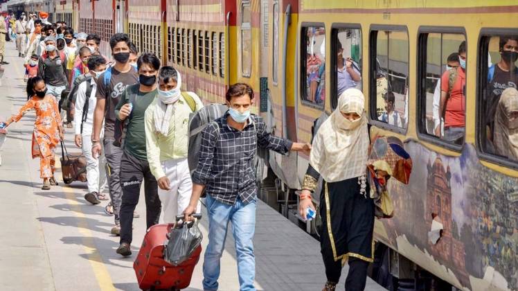 स्पेशल ट्रेनों से बड़ी संख्या में लोग बड़े शहरों से हो रहे हैं वापस (फोटो: PTI)