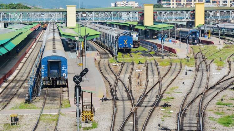 लॉकडाउन की वजह से थमी हुई थी ट्रेनों की रफ्तार (फोटो: PTI)