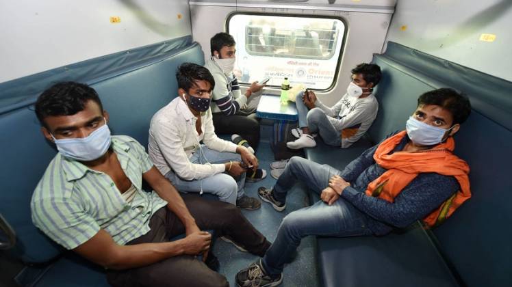 शुरू हो गई रेल सेवा (फोटो-पीटीआई)