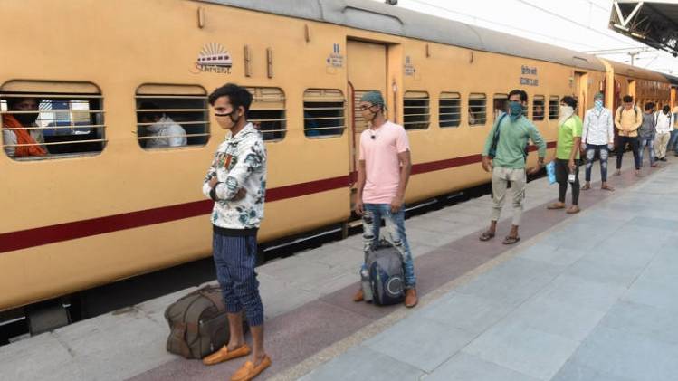 नासिक से स्पेशल ट्रेन में लखनऊ पहुंचे मजदूर (फोटो- PTI)
