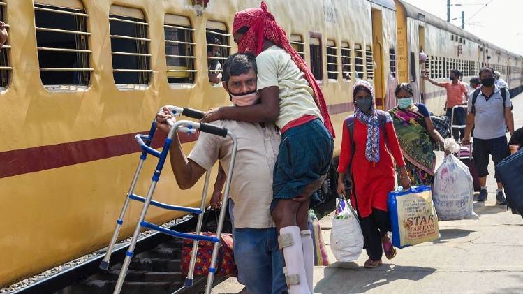 ट्रेन यात्रा करते यात्री (फाइल फोटो-PTI)