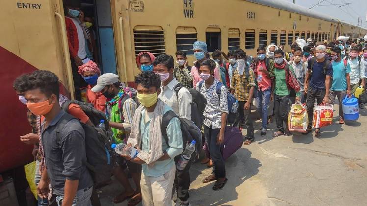 केंद्रीय गृह मंत्रालय ने रेल यात्रा के लिए गाइडलाइन्स जारी की (फोटो: PTI)