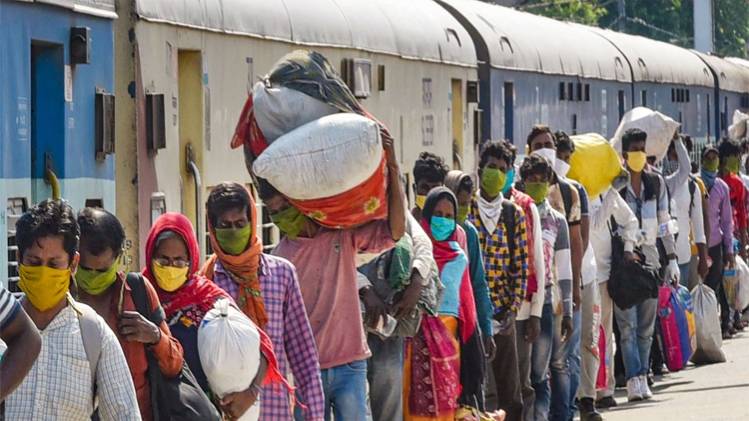 रेलवे स्टेशन पर मजदूर (PTI)