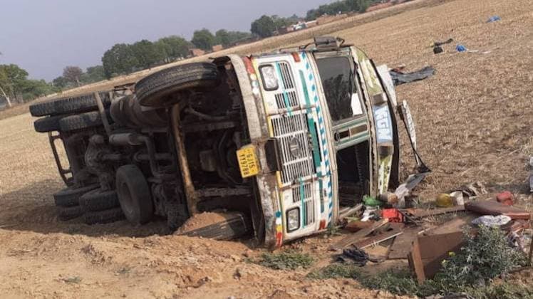 महोबा में पलटा ट्रक