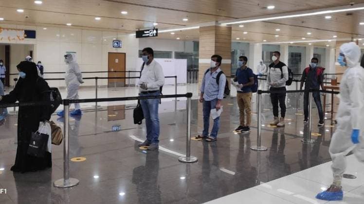 यूएई से लौटे भारतीय (फोटो- ट्विटर @HardeepSPuri)