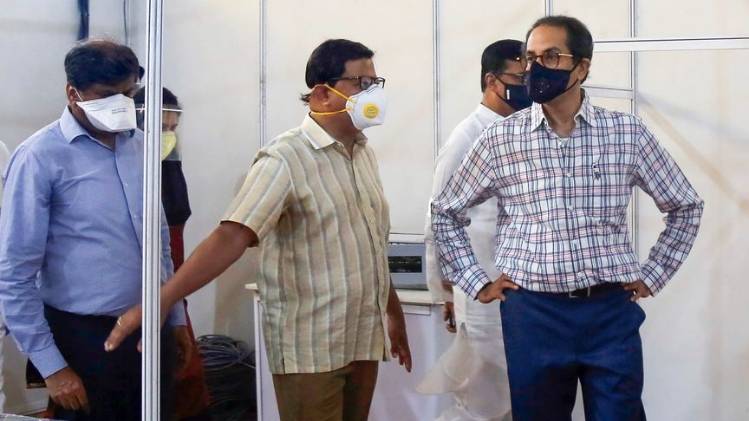 कोरोना अस्पताल का दौरा करते उद्धव ठाकरे (फाइल फोटो- पीटीआई)