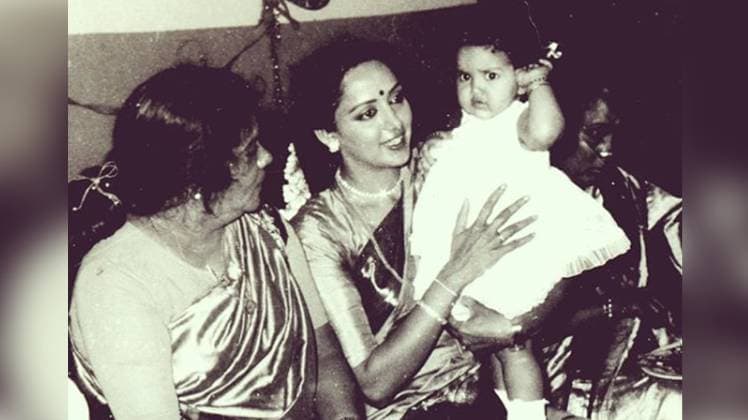 ईशा देओल अपनी मां और दादी के साथ सोर्स इंस्टाग्राम 