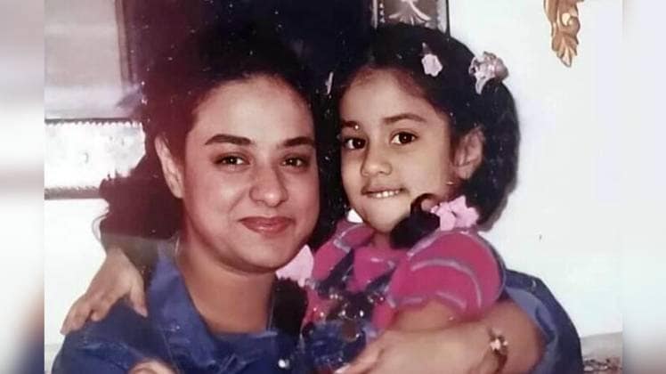 जाह्ववी कपूर, श्रीलता के साथ सोर्स ट्विटर