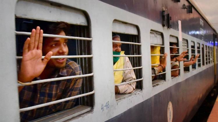 श्रमिक ट्रेनों से वापस आ रहे हैं मजदूर (पीटीआई)