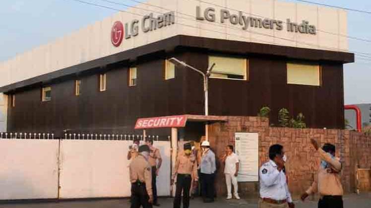 एलजी पॉलीमर्स कंपनी के बाहर खड़े सिक्योरिटी गार्ड (Image credit: Reuters)