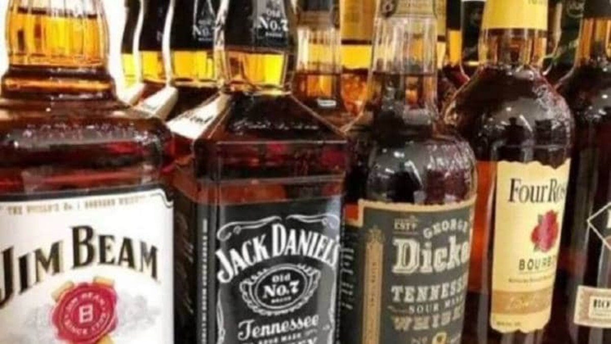 ऑनलाइन शराब बेचने के नाम पर चल रहे हैं कई फर्जी साइट्स और ग्रुप्स - delhi police cyber cell got complaint against illegal online sale of liquor promising doorstep delivery - AajTak