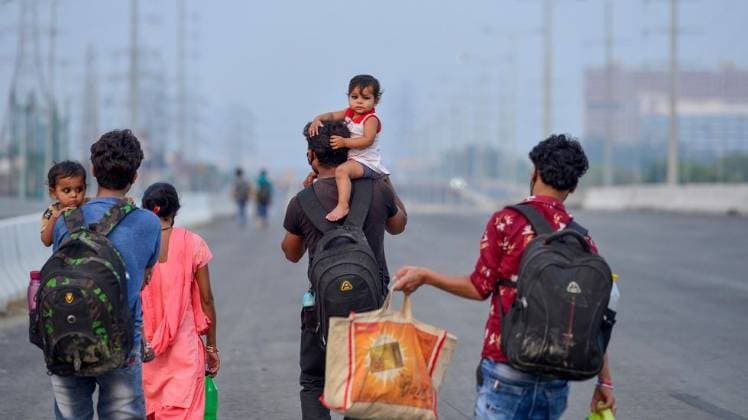 मजदूरों को मिनरल वाटर, जूस और खाना देकर मदद की (फाइल फोटो-PTI)