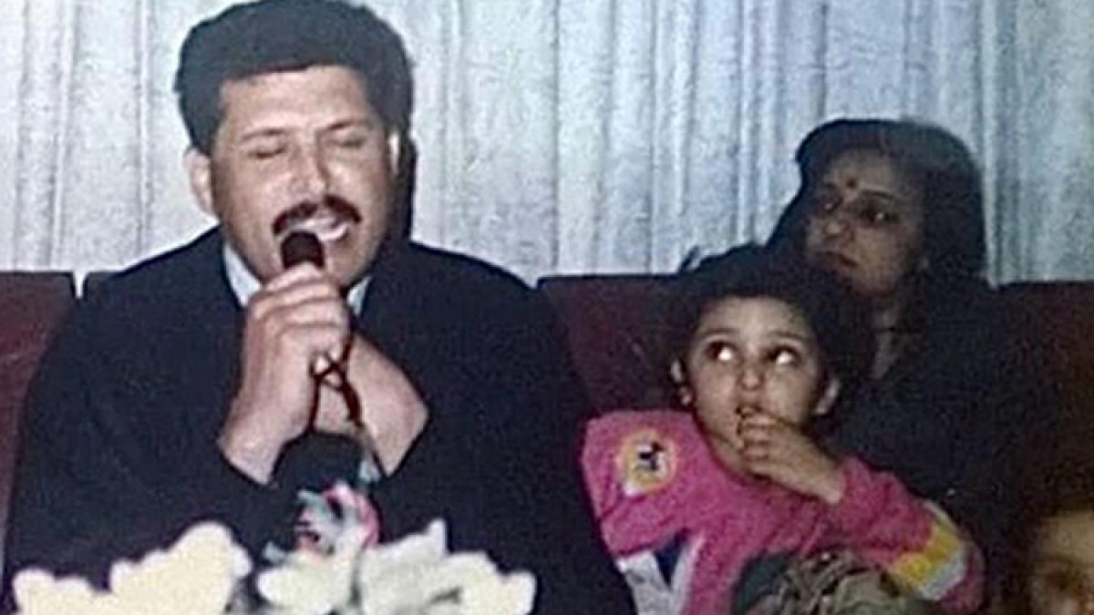 अपने पैरेंट्स के साथ परिणीति चोपड़ा