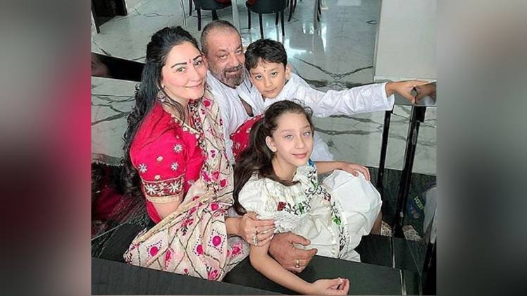 संजय दत्त अपने परिवार के साथ सोर्स इंस्टाग्राम 