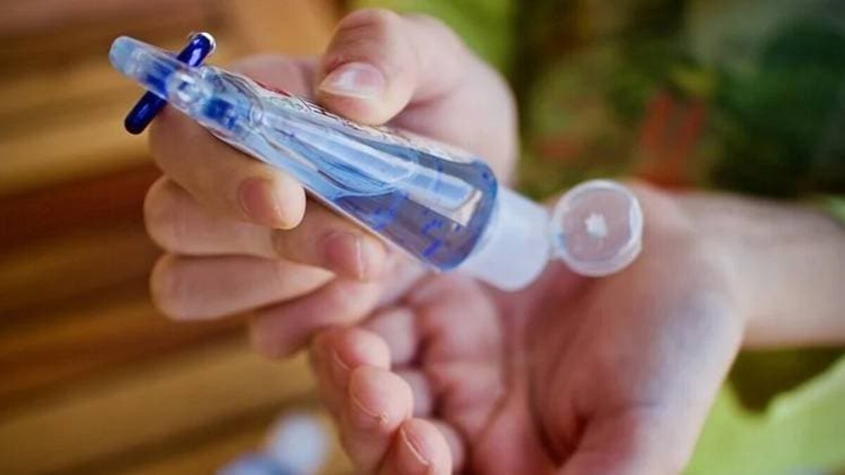 कोरोना: घर में सैनिटाइजर रखने में की ये चूक, तो हो सकती है दुर्घटना - corona virus be careful during sanitizer in kitchen at home tlif - AajTak