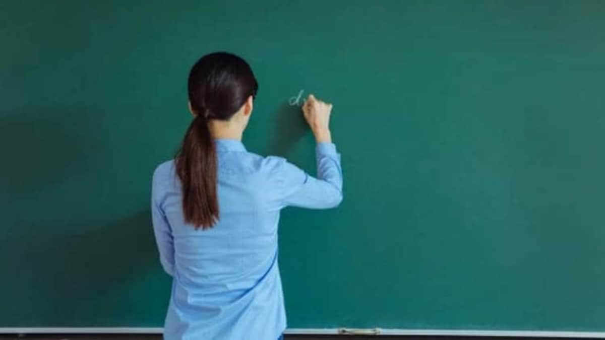 एक साथ 25 स्कूलों में पढ़ा रही थी महिला टीचर, उठाई 1 करोड़ सैलरी, जांच शुरू - uttar pradesh basic education department teacher rs 1 crore salary database investigation digital database tstn - AajTak