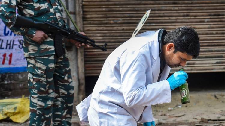 ताहिर हुसैन के घर के बाहर तफ्तीश करती हुई टीम (फाइल फोटो- PTI)