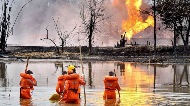 आग बुझाने में लगे एनडीआरएफ के कर्मचारी (फाइल फोटो)