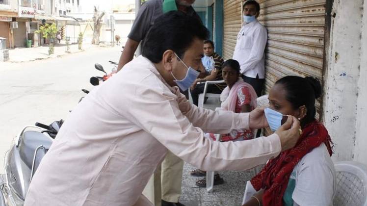 मास्क बांटते विधायक बलराम थवानी