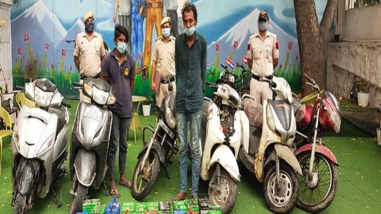 पुलिस ने 40 बैट्री बरामद की है (फोटो-आजतक)