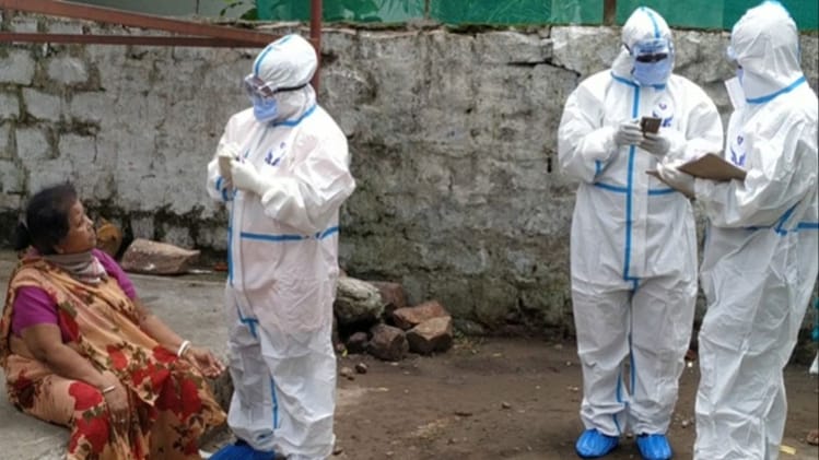 स्वास्थ्य टीम कर रही है सैंपलिंग